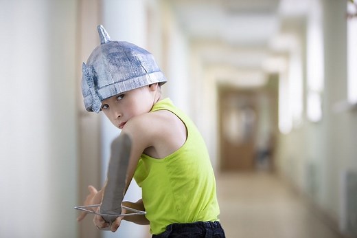 Ritterhelm basteln: Einfache Anleitung für Kinder - Kita.de