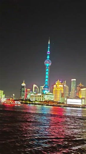 Walking through History: Shanghai’s Iconic Waibaidu Bridge. 🌉🎞️(走过历史：上海标志性的外白渡桥。🌉🎞️)