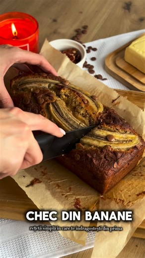 Chec din banane 🍌 Gust dulce, dar echilibrat — bananele oferă o dulceață naturală, iar un strop de sare sau de scorțișoară accentuează aromele. Am adăugat picaturi de ciocolată pentru un plus de textură și savoare iar untul topit îi dau un gust bogat și catifelat. ✨Pentru pregătire ai nevoie de: Banane- 3 bucăți bine coapte Unt- 115 g Zahăr brun- 150 g Ouă- 2 bucați Făină- 210 g Praf de copt- 1 linguriță Sare- un praf Bicarbonat de sodiu- 1/2 linguriță Ciocolată- 80 g Nuci -80 g Zdrobește banan
