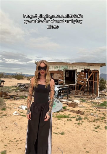 Let’s play aliens or try our very hardest to get abducted and get as far away from earth as possible #mollyhammons #desertvibes