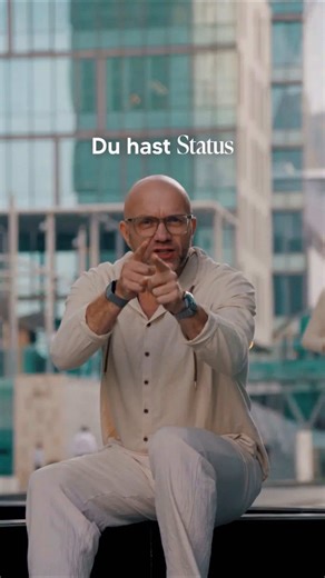 Kennst du dieses soziale Phänomen, dass manche Menschen automatisch verschont bleiben? In jeder Gruppe gibt es diese eine Person, die nie für die nervigen Sachen ausgewählt wird. Der Umzug, die Extraaufgabe, das unangenehme Gespräch, die Präsentation, auf die niemand Lust hat. Und dann gibt es andere, die irgendwie immer gefragt werden. Das hat selten was mit Kompetenz zu tun. Es geht hier um Status. Status ist wie eine unsichtbare Grenze. Bei manchen Menschen denken wir automatisch: „Den frage 