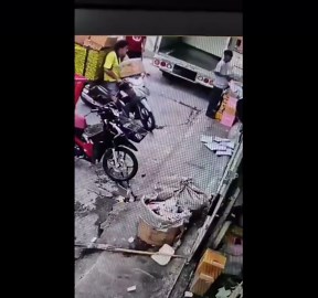 Delivery rider's motorcycle is so overloaded he topples over