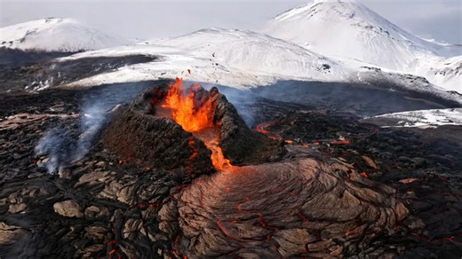 Lava panas dikelilingi puncak bersalju