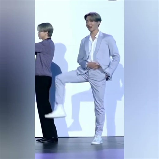 Taehyung being the funniest person on Earth for 5 minutes straight😂