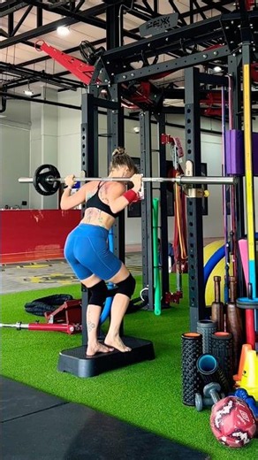One leg.One weight.Maximum core activation.#singleleg #core #functionalfitness