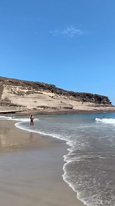 Mi lugar favorito en Tenerife Sur es, sin duda, la Playa de Diego Hernández 📍🇮🇨💙 Adeje 📍 Un rincón escondido que parece sacado de un sueño, donde el tiempo se detiene y la naturaleza muestra su belleza en estado puro. 🏖️ Cada visita a este paraíso es una invitación a la aventura, ya sea explorando sus senderos o disfrutando de un día relajado al sol. Si buscas un rincón mágico en Tenerife Sur, la Playa de Diego Hernández te espera con los brazos abiertos. 🌅💙 🔐Guarda este vídeo para no p