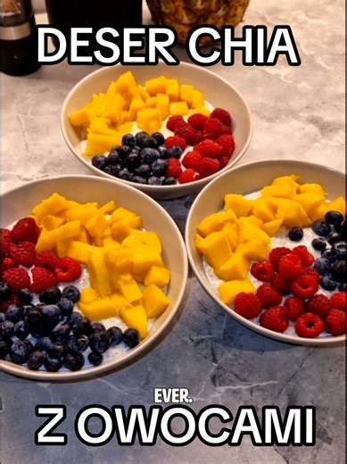🍓💪 Najprostszy high-protein deser ever! 424 kcal 🔥 33 g białka 16 g tłuszczu 42 g węgli Składniki: • 300 g jogurtu greckiego • 300 ml mleka (dowolne) • 60 g białka w proszku (Allnutrition) • 100 g nasion chia • ulubione owoce 🍌🍓 Przygotowanie: 1️⃣ Jogurt wymieszaj z mlekiem. 2️⃣ Dodaj białko i dokładnie wymieszaj. 3️⃣ Dorzuć chia i zamieszaj. 4️⃣ Odstaw do lodówki na 2–3 godziny (idealnie na noc). 5️⃣ Podawaj z owocami 🍇 🔥 Gotowe w 3 minuty, smakuje jak deser i syci na godziny! @ALLNUTRIT