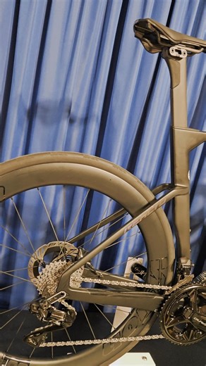 ..a dream 🥰 in black 🖤🖤 the NEW MERIDA REACTO TEAM and the NEW MERIDA SCULTURA TEAM 2026 #blackmatt #meridareacto #meridascultura #morebike #meridabikes #visionmetron #fsaroad #atzenirace @kristin.atzeni | Atzeni Race