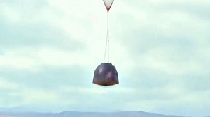 外星人伪装成宇航员乘坐逃生舱返回地球，竟诡异来到另一个平行宇宙