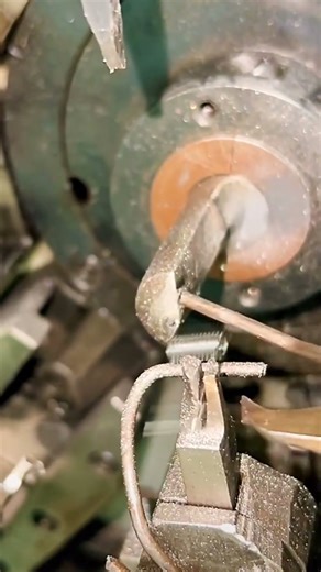 The production process of a stainless steel single-arm torsion spring from a slow-motion perspective