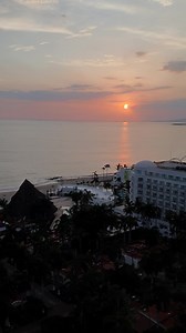 ¿Y cómo es el Hotel Krystal Puerto Vallarta de noche? Pues: #SiempreKrystal #KrystalHotels #HotelKrystalPuertoVallarta 📸:@gizelle_tango 📸:@joss_rosse | Krystal Puerto Vallarta