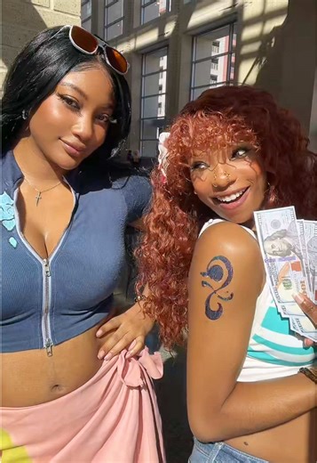 hehe 😉💸 | robin: @Tee ✌🏽 🍊🌸 #nami #nicorobin #onepiece #animateraleigh #onepiececosplay