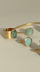 // LE SAVIEZ-VOUS // L’amazonite, couleur de l’été mais pas seulement. Les pierres ont des vertus, et voici les propriétés associées à l’amazonite : Elle permet de lutter contre la dépression en améliorant l'humeur et en apaisant les personnes qui la porte. Elle permet également d'aider le système immunitaire à se défendre contre les maladies ou les virus. Vous y croyez (un peu) ? Retrouvez nos sélections en ligne et à la boutique | LÕU.YETU