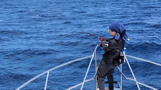 青森遊漁船 OCEAN✕EYE オーシャンアイ 35ft on Instagram: "頑張れ頑張れ頑張れー🫅❤️✨ 女の子❤️可愛い可愛い可愛いー❤️❤️ #青森 #小泊 #遊漁船 #オーシャンアイ #女船長 #浜子 #漁師 #津軽海峡 #釣り #キャスティング #ゲーム #クロマグロ #マグロ #ビッグゲーム #igers #love #instagood #japantrip #japantravel #cute #fishing #fishingtrip #Instagramfishing #instafish #fishingdaily"