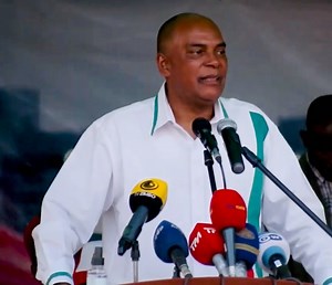 EDUCAÇÃO EM ANGOLA| Do abandono actual ao Investimento Prioritário. 📉➡️📈 O nosso diagnóstico mostra que o actual executivo tem falhado sistematicamente com a nossa juventude. Escolas precárias, falta de condições e um investimento que mal toca as necessidades reais do país. Fazer "muito pouco" é condenar o futuro das próximas gerações. Na UNITA, acreditamos que investir na Educação não é um gasto, é o alicerce da Nova Angola. O nosso programa prevê uma ruptura com o descaso actual, garantindo 