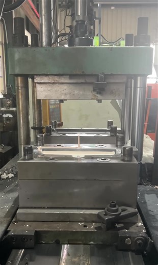 Repetitive mechanical work #factory #factorywork #wiper