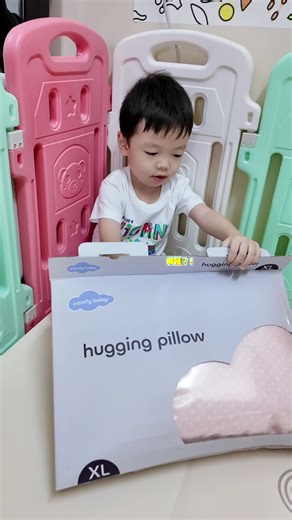🇲🇾Comfy Baby抱枕一枕搞定哄睡 安抚 玩耍！ Comfy Living hugging pillow 真的hin厉害! 一面是豆豆纹,摸起来有颗粒感, 一面是光滑柔软的棉布, 双面都很好摸 有小标签,宝宝可以摸摸, 对孩子的感官刺-激很好, 小手一直忙着抓! 手感真的超舒服, 弹性很好, 软fufu又透气, 敏敏肌可以用! 可以拆洗! 一枕搞定哄睡 安抚 玩耍,hin实用了~ 宝妈们可以冲! #comfybaby抱枕 #comfybaby枕头 #comfybaby #宝宝安抚枕 #宝宝睡眠好物 #宝宝高颜值床品 #新手妈妈 #好物分享 #宝宝床品分享 #宝宝用品 #母婴好物 #育儿温馨时刻 #宝宝的平价好物 #母婴 #宝藏好物 #宝宝成长好帮手 #人类幼崽成长记 #宝宝床品 #呵护宝宝 #凉爽睡眠 #马来西亚 @Comfy Baby Malaysia HQ #TCEBaby #TCEBabyParentCommunity #ComfyBaby #ComfyLiving #ModernParentingMadeEasy #BabyEssentials