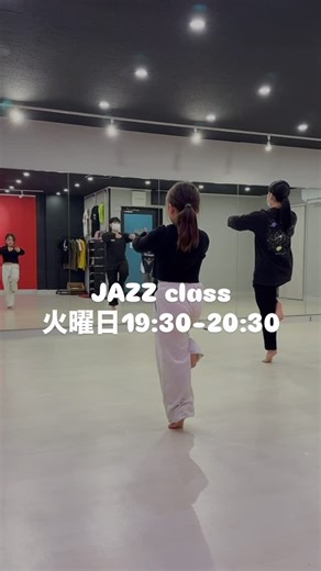 𝐃𝐀𝐍𝐂𝐄𝐬𝐭𝐮𝐝𝐢𝐨 𝐁𝐀𝐄 on Instagram: "本当に上手くなりたい生徒へ BAEのJAZZクラスは、ターン・シェネ・ラインづくりなど “ダンスの基礎”を 1から丁寧に 志織先生が指導します🌟 なんとなく踊るのではなく、 背中の使い方・軸のつくり方・足の出し方まで細かく、それぞれのペースで🌟 「ターンが回れない…」 「シェネがフラつく…」 早く始めるべき🙌 しっかり基礎を身につけて、もっと魅せるダンサーに。 お待ちしております💌 一週空いちゃった2人は １時間のレッスンの中でだんだん取り戻し ぐんぐん成長中🥰 hime nico #ジャズダンス #JAZZdance #dancevideo #dancersofinstagram #ダンスキッズ #kidsdance #ティーンズダンス #ダンスレッスン #dancelesson #シェネ #ターン練習 #추천 #fyp #reels #習い事 #キッズダンス大阪 #泉南ダンス #阪南ダンス #dancestudioBAE #BAE"