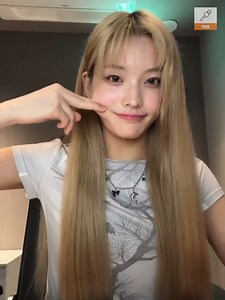 Iroha (ILLIT) tạo trend với mochi pose siêu cưng 🥰 | VKR News