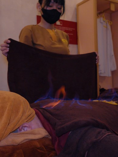ASMR: Insane Vietnamese FIRE Full Body Massage! ⚠️Do not try this at home. This is done by professionals. 🎥Watch the full video on my YouTube channel! 📍Himalaya Health Spa in Ho Chi Minh City, Vietnam 🇻🇳 ⭐️ Follow for more! #asmr #asmrmassage #firemassage #asmrsleep #asmrnotalking