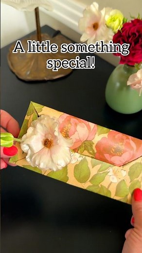 🌿 Easy way to make a DIY envelope perfect for gifting money. #GiftIdeas #wrapping #money