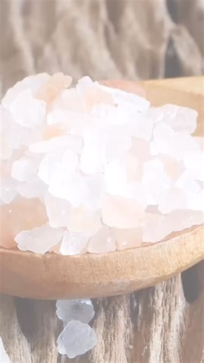 🔹 Table Salt: Highly processed and stripped of natural minerals. It’s often bleached, heated at high temps, and mixed with anti-caking agents or additives. This means you’re mostly getting just sodium chloride — without the trace minerals your body actually needs. 🔸 Unrefined Salt (like sea salt or Himalayan pink salt): Naturally harvested and minimally processed, keeping its full spectrum of minerals like magnesium, calcium, and potassium. These minerals support hydration, nerve function, and