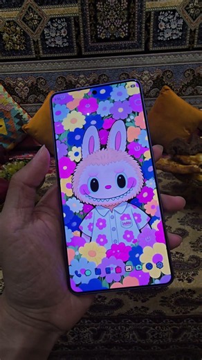 Samsung's custom desktop background features an icon pack by called "Summer Black Roll," which is