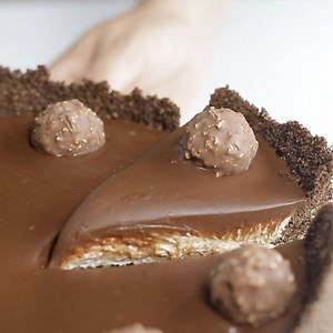 Ferrero Rocher Cheesecake (via Tastemade Brasill) Full recipe: http://taste.md/1WFxNO5 | Tastemade
