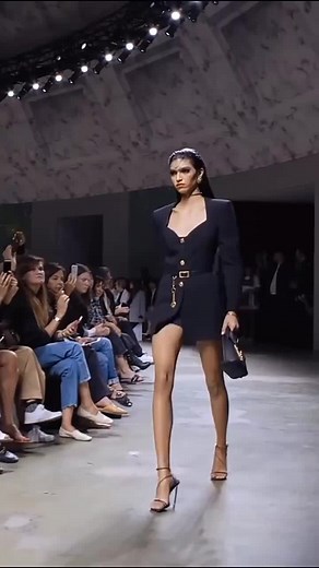 Anita Pozzo for Versace Women's Spring-Summer 2020 Runway Show