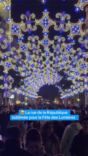 😍❤️ La rue de République de Lyon sublimée à nouveau pour la Fête des Lumières 2025. C’est le retour des arches lumineuses avec l’œuvre Paseo d’hiver à voir jusqu’au 4 janvier 2026! #lyon #pourtoi #lyonfrance #onlylyon #lyonmaville #fetedeslumieres | Actu Lyon