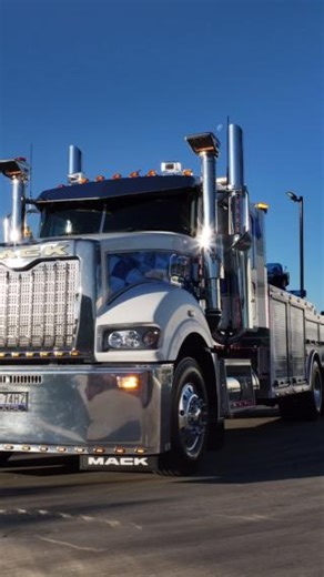 O’Neill’s Heavy Towing’s new Mack Super-Liner is purpose-built to handle heavier loads, longer distances and tougher terrain. Check out the Mack range: https://www.macktrucks.com.au/trucks/ #macksuperliner #australiamade #heavyhaulage #mackaustralia | Mack Trucks Australia
