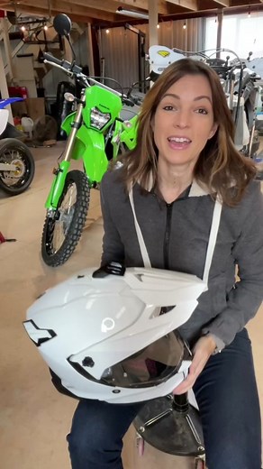 But did you actually ADV if there is no vids to prove it? 🤔 The Duale comes standard with a built-in camera mount and a whole lot more: -Multi Fiber Matrix ADV shell -Triple density EPS liner channeled for airflow -Tooless quick-release peak visor -Dark smoke internal drop down sun visor -Removable action camera mount on the top of the helmet -ECE and DOT approved -Only $249! #adventurerider #advrider #advhelmet #sedici #duale #offroad #motorcyclehelmet #helmet #dualsport #motosafety #revzilla 