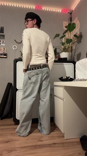 Hose umgenäht und bedazzled für den @lars.sln 💞// #sewing #diy #studds #fashion #fyp