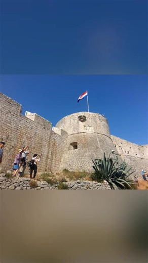 史普利特（克羅埃西亞語：Split，是克羅埃西亞僅次於首都札格瑞布的第二大城市，也是達爾馬提亞地區及克羅埃西亞海岸線上最大的城市。史普利特都會區約有33萬人口。 從這裡可搭船作跳島之旅，赫瓦爾島（克羅埃西亞語：Hvar是克羅埃西亞的一個島嶼，位於亞德里亞海內，達爾馬提亞離岸，布拉奇島、科爾丘拉島和維斯島之間的狹長海島， 島上有城堡及種植薰衣草。 | Jiing Yang