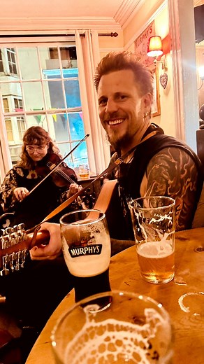 Hot summer folk session in the best pub🤌🍺🎻 #folk #session #cornwall #cornishfolk #irishfolk #folksession #fiddle | Ben Metzner