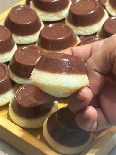 Choco puto flan small batch recipe No evaporated milk ito gah For flan mixture 👇 4 pcs egg yolks 2 pcs whole eggs 1/2 tbsp chocolate flavor syrup 1/4 tsp salt 1 cup condensed milk For puto mixture 👇 2 cups all purpose flour 2 tbsp baking powder 1/4 tsp iodize salt 1 pc egg 1tsp vanilla extract 1/2 cup white sugar 1/4 cup oil 1 and 3/4 cup water Steam 8 to 10 minutes in flan mixture sa low heat Steam 13 to 15 minutes in puto mixture in low heat Thank you #fblifestyle fblifestyle | Inday Jonna T