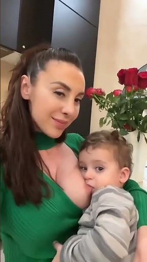 #BreastFeeding Beautiful & Hot mom breast feeding a cute baby 👶❤ No Bra, #braless
