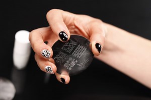 Nail Stamping : Le guide complet pour embellir vos ongles