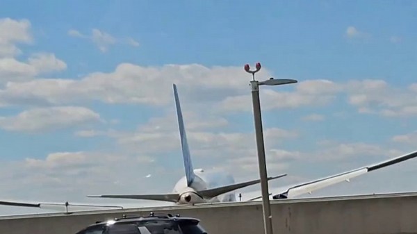 United flight hits truck and light pole while landing at Newark Airport
