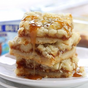 RECIPE: https://iambaker.net/caramel-pumpkin-butter-bars/ Ooey Gooey Caramel Pumpkin deliciousness!! These buttery bars are so easy to make and are always the favorite! | I am baker