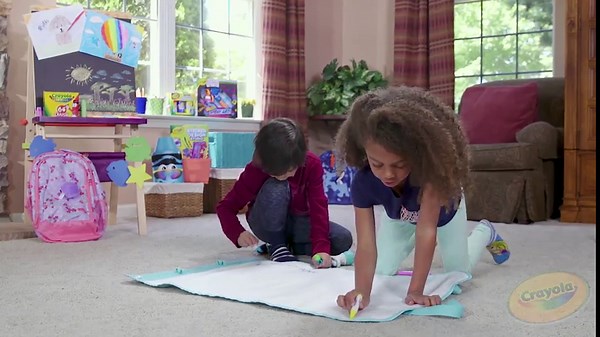 Crayola Color & Erase Mat, 4 Washable Markers & A Kids Coloring Mat, Travel Coloring Kit, Gifts for Kids
