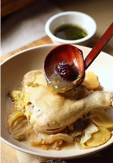 Wajib save‼️..memang menyenangkan hidup ya🤭 . Btw, boleh pressure cook jugak, timing adjust sendiri ikut yr PC. On stove, pls guna very low heat & cover wt lid . VIRAL WATERLESS CHICKEN ------------------------------ *for single serving . Bottom layer: 1/2 Red Apple 1/2 Yellow Onion 1/4 Napa Cabbage *can also add carrot, potato, daikon . Top layer: 1 whole leg Chicken 4 slices Ginger 2-4 Red Dates Salt if needed *can also add goji berries . Cooking time (rice cooker) Fresh chicken ~ 20mins Froz