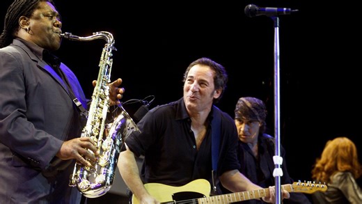 Bruce Springsteen, E Street reunion tour sells out MSG shows (2000)