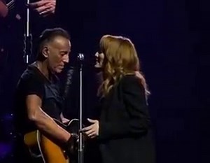 15K views · 1.3K reactions | "Mansion On The Hill" Estreno de la Gira de 2023 en el Hard Rock Live de Hollywood en Florida el 7 de Febrero,interpretada por Springsteen en un dúo acústico con Patti Video gracias a @eddiejohanson9064 https://www.youtube.com/watch?v=EoHeh4iAHJs | Springsteen & Rock Music | Facebook