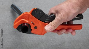 Ratcheting mechanism in plastic pipes cutter that cuts polyethylene pipe.