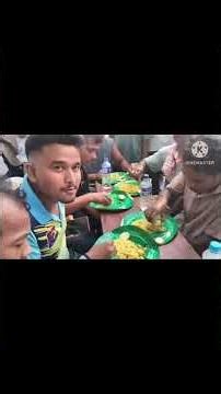 বান সাহায্য দিবলৈ অহা ব্যক্তি সকলক লগত বদৰুদ্দিন আজমলে ও ৰাস্তাৰ দাঁতিত খিচিৰি গ্ৰহণ কৰিলে #ajmol