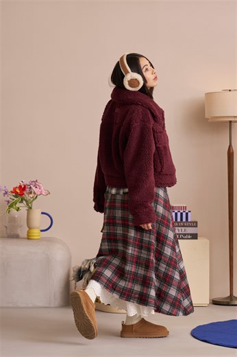 UGGJapan on Instagram: "#UGGシーズン を記念して、UGG®を代表とするチェスナットカラーのアイテムを使ったスタイリングを、スタイリストの百瀬 豪さん（@go_momosee）がモデルのNanamiさん（@yamaumi07）と一緒に紹介✨ 第一弾は、マイクロ丈のClassic Microブーツを使ったスタイリング PART 1🤎 #UggSeason #UGGシーズン #UGGブーツ #UGG"