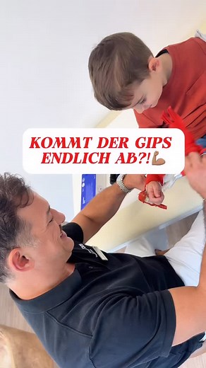 Bye bye Gips 👋🏽 Hallo Freiheit (mit Vorsicht 😉) 💙 So stolz auf meinen kleinen Kämpfer! 💪🏽🥹🧿 Nach vier langen Wochen durfte George heute beim Orthopäden @dus_orthopaedie_unfallchirurg von seinem Gips endlich befreit werden. Die Erleichterung ist riesig – wir haben den Arm „zurück“ 🥹💪🏽 Jetzt heißt es aber noch zwei Wochen vorsichtig sein, bevor er wieder richtig loslegen darf. Schritt für Schritt, mit ganz viel Geduld und Dankbarkeit. 💫💛 Danke @panakarach für die Unterstützung zu jede