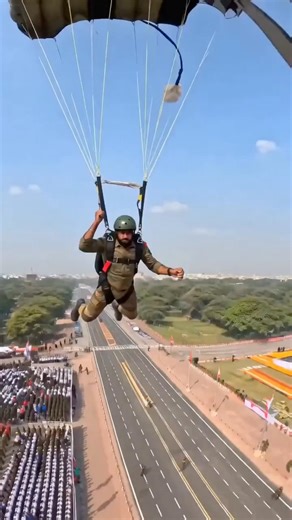 OMG! Indian Soldier’s Parachute Fails – This Video Is Breaking The Internet! 🇮🇳