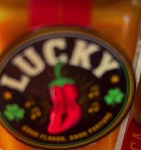 Primer lote grande que hago… 20 frasquitos 🌶️🔥 Hace un tiempo esto era solamente una idea y ahora ya estoy preparando tandas así. De a poco se va creciendo, aprendiendo y mejorando en cada producción. Muy feliz de ver cómo este proyecto sigue avanzando y de poder hacer un producto que cada vez queda mejor. Gracias a todos los que apoyan desde el comienzo 🚀 Esto recién empieza.